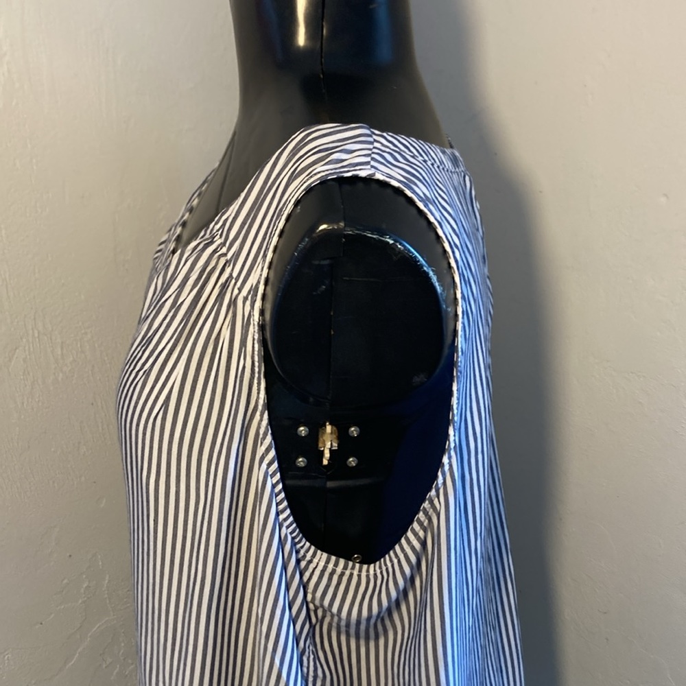Old Navy Striped Sleeveless V-neck Top - Picture 5 of 16